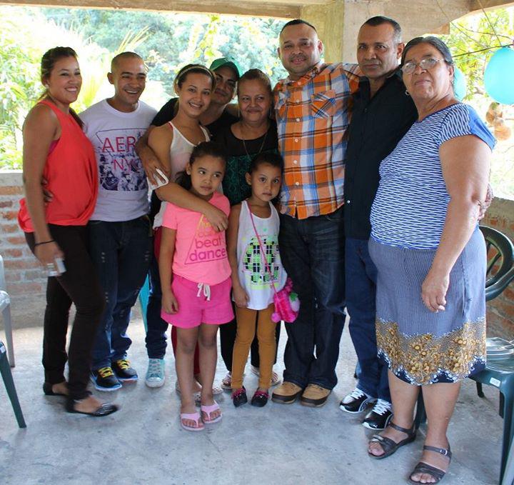 José Rubén Rivera (im karierten Hemd) mit seiner Familie in El Salvador