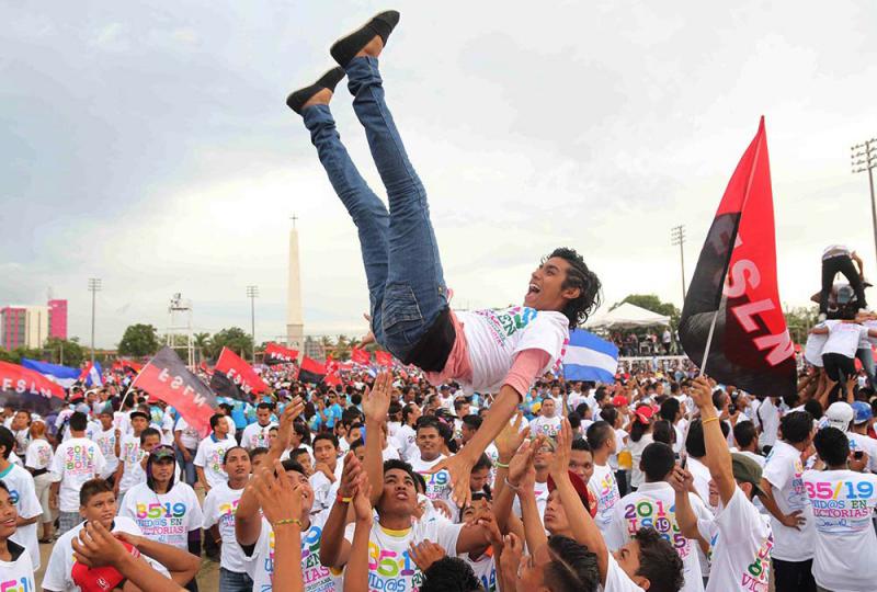 Jugendliche Sandinisten feiern in Managua den Sieg der Revolution