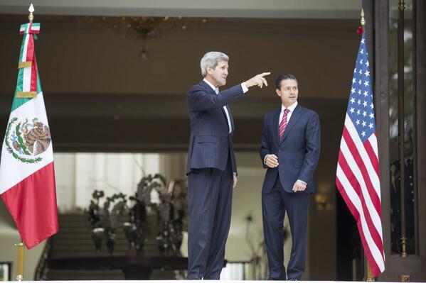 Kerry (li.) während seines Besuchs in Mexiko, hier mit Präsident Peña Nieto