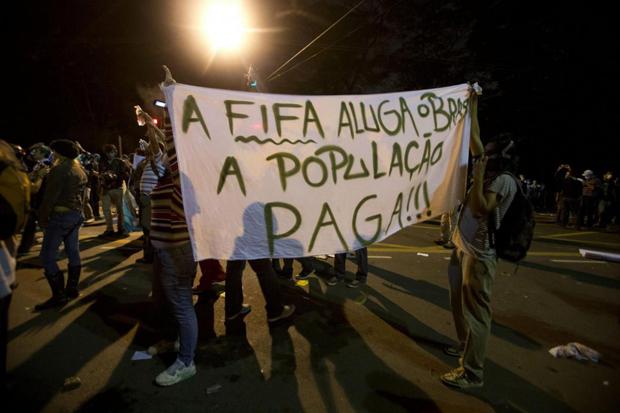 Protestplakat: "Die FIFA mietet sich ein und die Bevölkerung bezahlt"