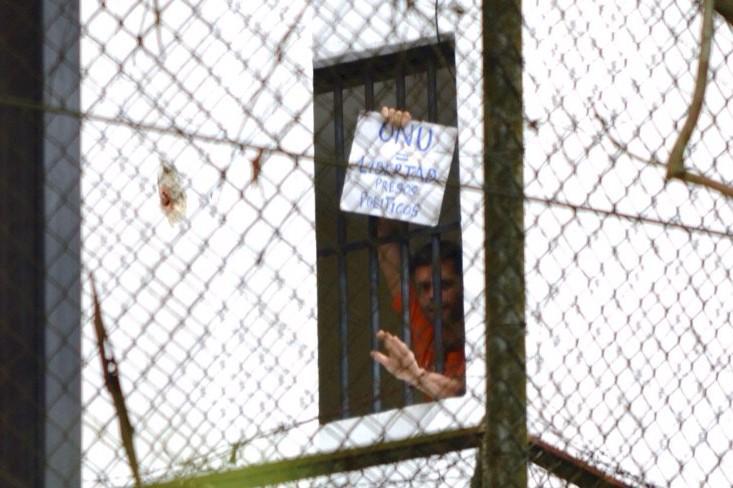 Leopoldo López in seiner Zelle. Auf dem Schild steht: "#UNO = Freiheit für die politischen Gefangenen". Nach der Empfehlung der UNO-Arbeitsgruppe starteten seine Anhänger unter diesem Motto eine Kampagne