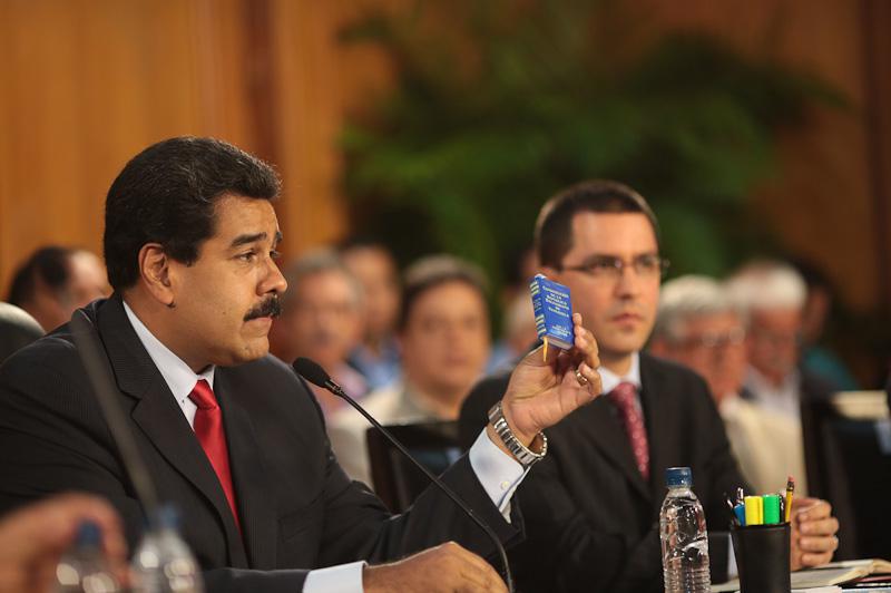Maduro mit Verfassung