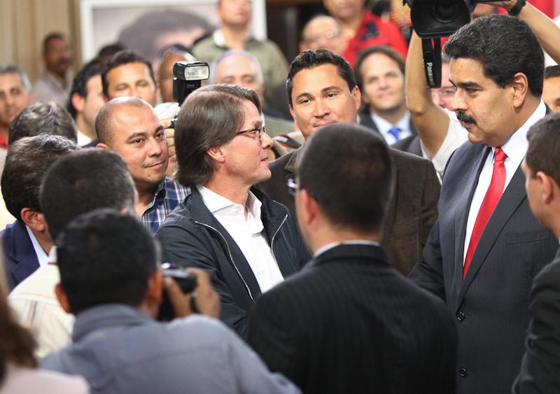 Präsident Maduro begrüßt auf der Konferenz Großunternehmer Lorenzo Mendoza
