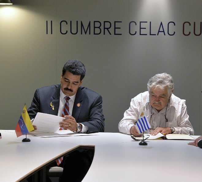 Venezuelas Präsident Nicolás Maduro mit seinem Amtskollegen aus Uruguay, José Mujica, bei der Unterzeichnung eines neuen Handelsabkommens in Havanna