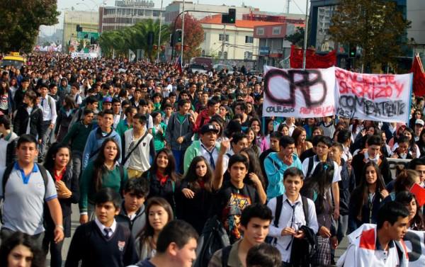 Zehntausende Studenten, Schüler und Lehrer fordern auf der zweiten Bildungsdemonstration unter Michelle Bachelet eine umfassende Bildungsreform