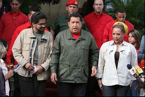 Piedad Córdoba mit Farc-Kommandant Iván Márquez und Präsident Hugo Chávez nach ihrem Treffen in Caracas im November 2007
