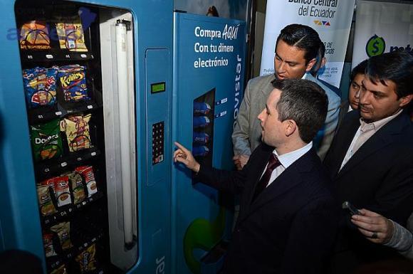 Der Leiter der Zentralbank Ecuadors, Mateo Villalba, erläutert die Funktionsweise des elekronischen Bezahlsystems