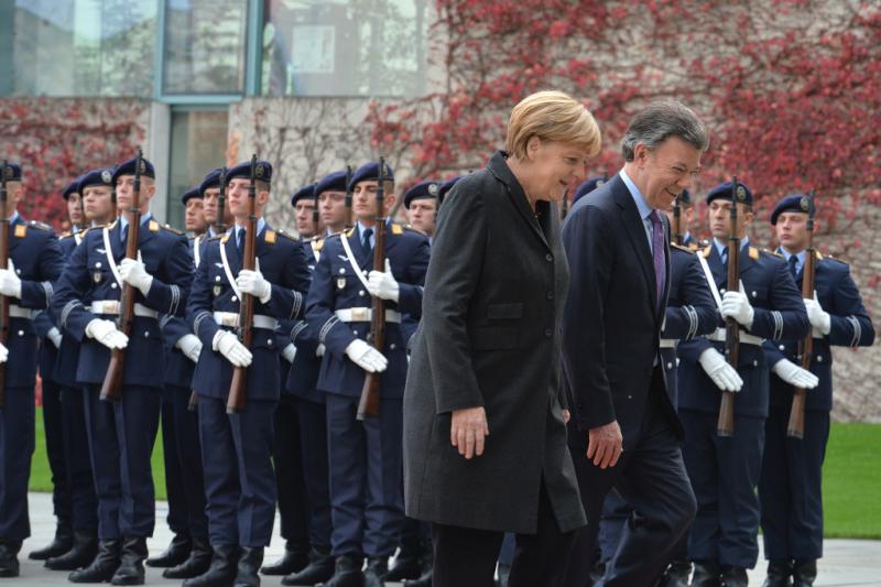Kolumbiens Präsident Santos wurde von Bundeskanzlerin Merkel mit militärischen Ehren empfangen