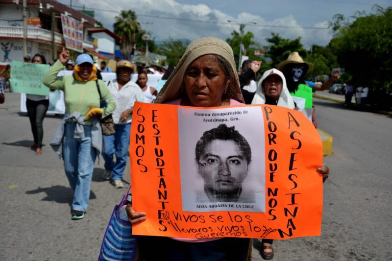 Demonstrantin in Iguala mit einem Bild ihres verschwundenen Sohnes. "Wir sind Studenten - warum ermorden sie uns?"