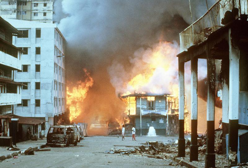 Brennende Häuser in Panama Stadt während der US-Invasion