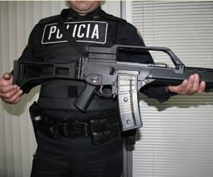 Mexikanischer Polizist mit dem G36 von Heckler&amp;Koch aus Deutschland