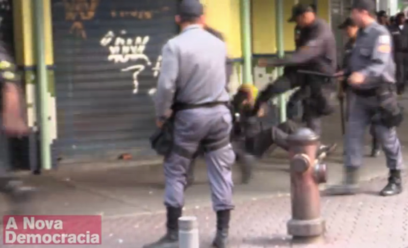 Ein Militärpolizist tritt auf den am Boden liegenden Journalisten Jason O’Hara ein, der zu seinem Glück einen Schutzhelm trug