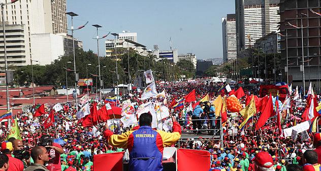 Präsident Maduro spricht bei der Kundgebung auf der Avenida Bolívar