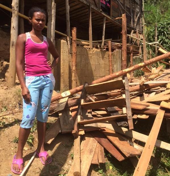 Bewohnerin der Comuna 8 vor ihrer zerstörten Hütte