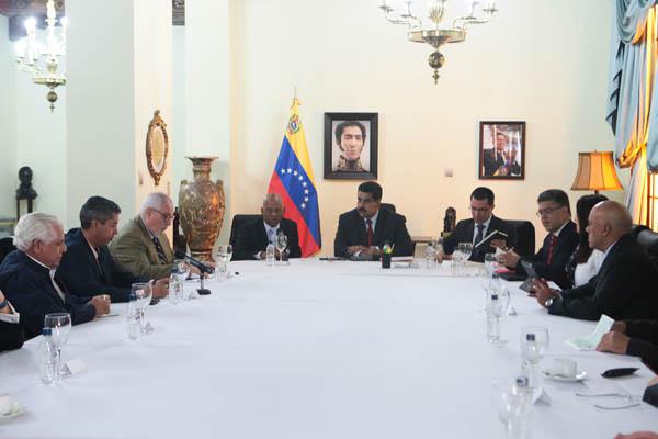 Präsident Maduro (Mitte) beim Treffen mit Ministern seines Kabinetts und Vertretern der Opposition