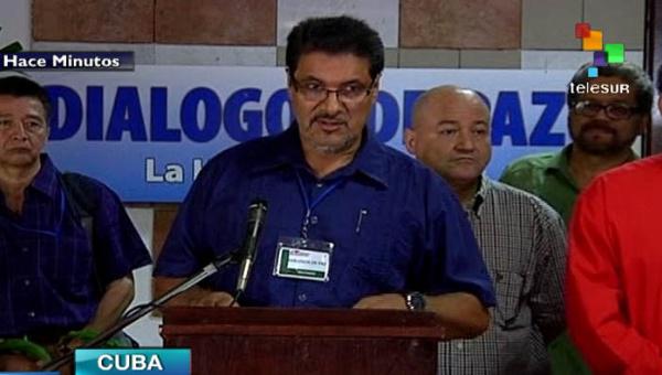 Der Friedensdelegierte der FARC, Rubin Morro, verliest das Kommuniqué zur Gefangennahme von General Alzate