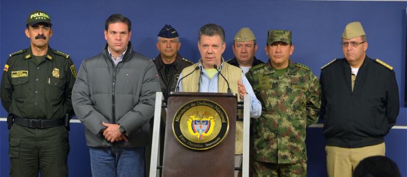 Präsident Santos mit Ministern und Militärs