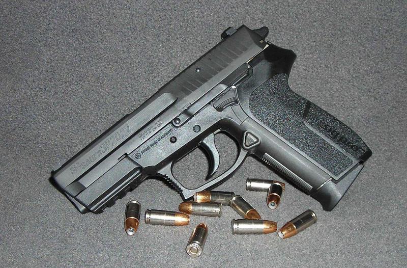Die Sig Sauer Pistole vom Typ 2022 wird von der Nationalpolizei Kolumbiens eingesetzt