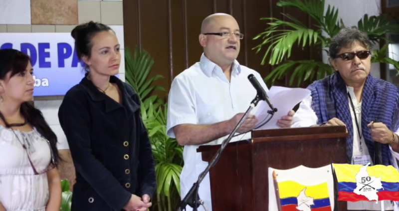Delegierte der FARC-Friedensdelegation bei der Pressekonferenz am 14. Dezember. Carlos Antonio Losada verliest das Kommuniqué "Wir sind Rebellen, keine Drogenhändler"
