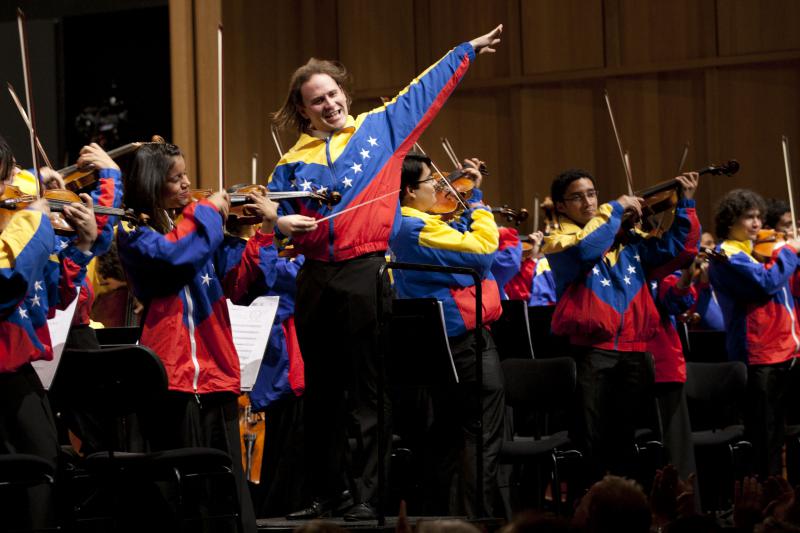 Christian Vásquez leitet das Teresa Carreño Youth Orchestra of Venezuela