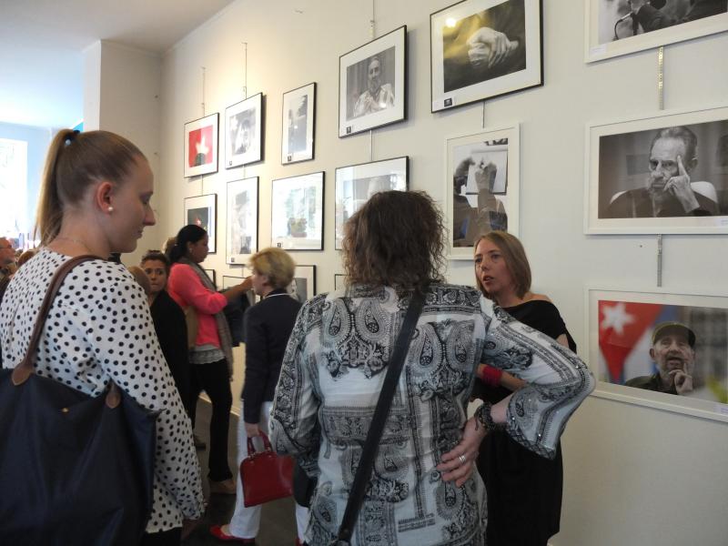 Gut besucht: Die Ausstellungseröffnung am Dienstag in Berlin. Rechts im Bild Jennifer Spruß von der Galerie "Art Stalker"