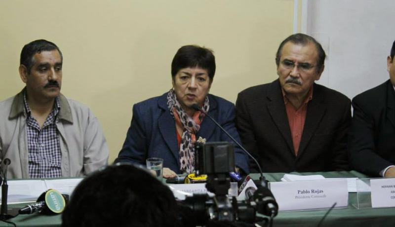 Die Witwe von Hugo Bustíos, Margarita Patiño, fordert den Rücktritt Urrestis und ein Ende der Straflosigkeit