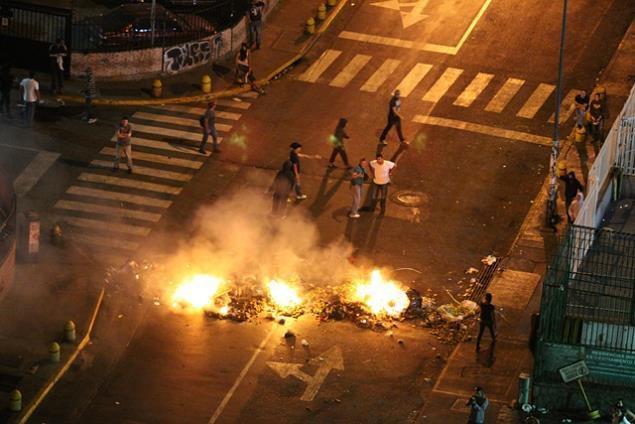 Vor dem Sitz des staatlichen TV-Senders VTV in Táchira in der Nacht zum Freitag