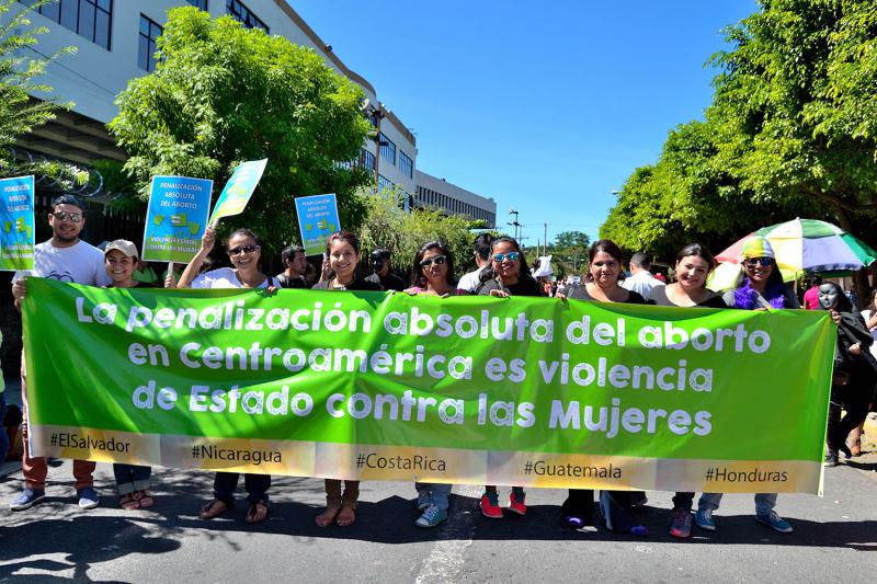 Demonstration in El Salvador: "Das völlige Abtreibungsverbot in Zentralamerika ist staatliche Gewalt gegen Frauen"