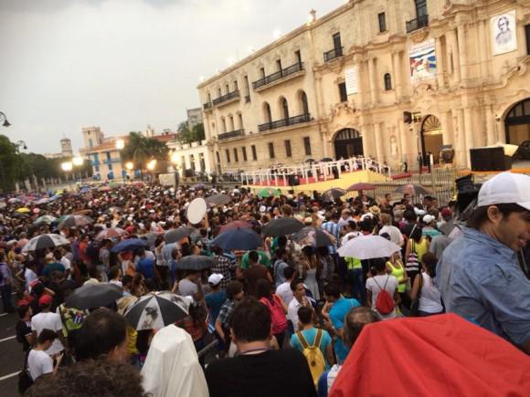 Der Papst hielt vor tausenden jungen Menschen eine Messe vor dem Zentrum Félix Varela in Havanna ab