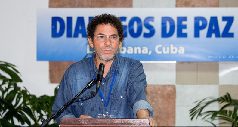 Pastor Alape von der Friedensdelegation der FARC drängt bei der Pressekonferenz am 15. April in Havanna auf einen bilateralen Waffenstillstand