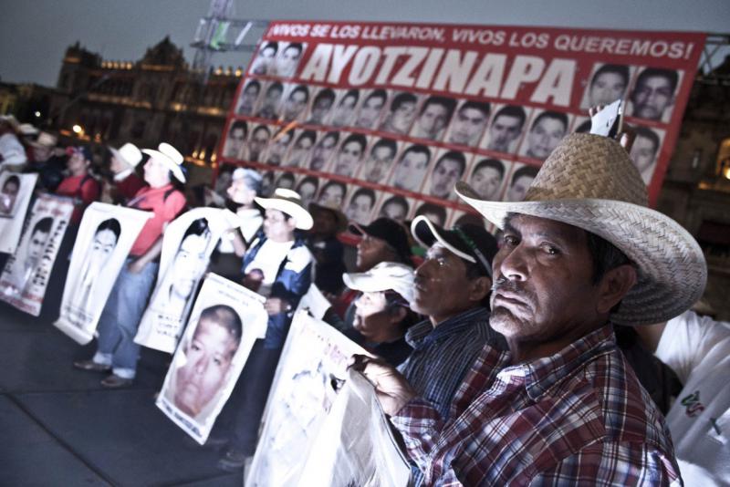Angehörige der "Normalistas" am internationalen Aktionstag für Ayotzinapa