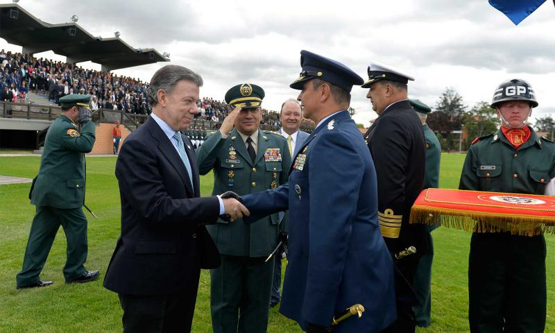 Präsident Santos stellte die Friedensjustiz im Rahmen einer Militärzeremonie vor
