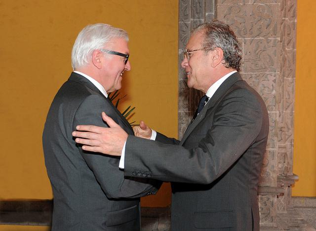 Herzlicher Empfang für Minister Steinmeier in Peru, hier mit seinem Amtskollegen Gonzalo Gutiérrez Reinel. In Brasilien hatte es zuvor auch Widerspruch gegeben