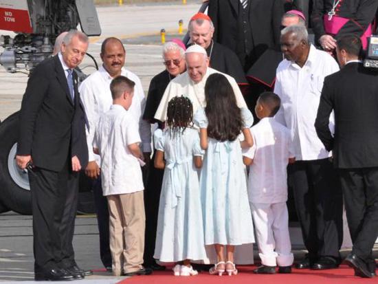 Der Papst erreicht die letzte Station seiner Kuba-Reise: Santiago de Cuba. Hier wurde er vom kubanischen Parlamentspräsidenten Esteban Lazo empfangen /rechts neben Franziskus)