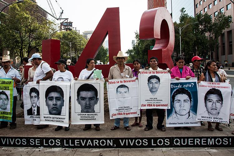 Aktivisten und eine Abordnung von Eltern der Lehramtsstudenten stellten in Mexiko-Stadt am 26. April ein Denkmal im Form der Zahl 43 auf