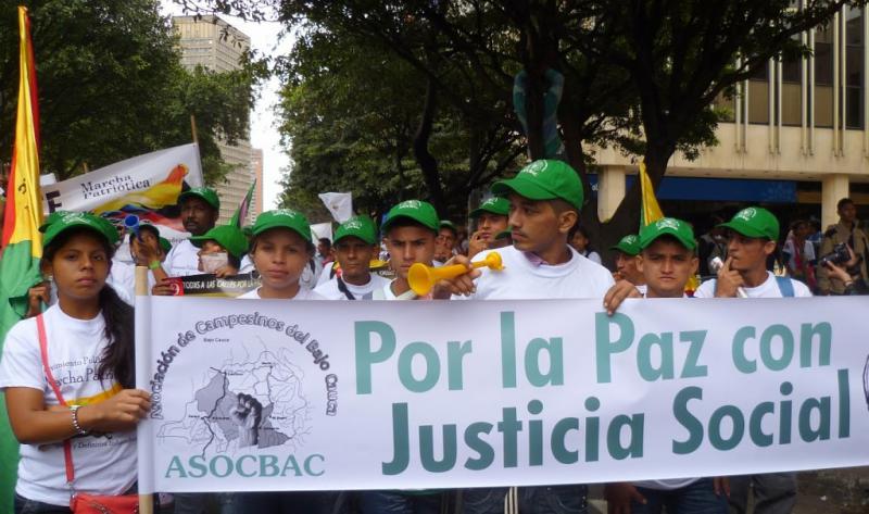 Bauernaktivisten aus dem Cauca demonstrierten am 9. April dieses Jahres "Für Frieden mit sozialer Gerechtigkeit". Hunderttausende nahmen im ganzen Land am Friedensmarsch teil, der vom Linksbündnis "Marcha Patriotica", Gewerkschaften sowie verschiedenen sozialen und indigenen Bewegungen initiiert wurde