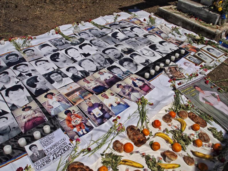 Trauer und Gedenken in La Hoyada, geheimer Militärfriedhof
in Ayacucho/Peru