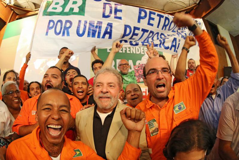 Gewerkschafter hatten zu einer Kundgebung in Rio de Janeiro  zur Verteidigung von Petrobras aufgerufen. Unter den Teilnehmern: Ex-Präsident "Lula" da Silva (Bildmitte)