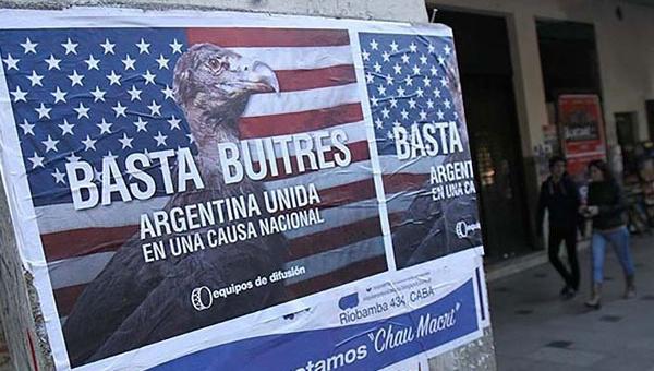 Protestplakat in Buenos Aires gegen das Vorgehen der US-amerikanischen "Geierfonds"