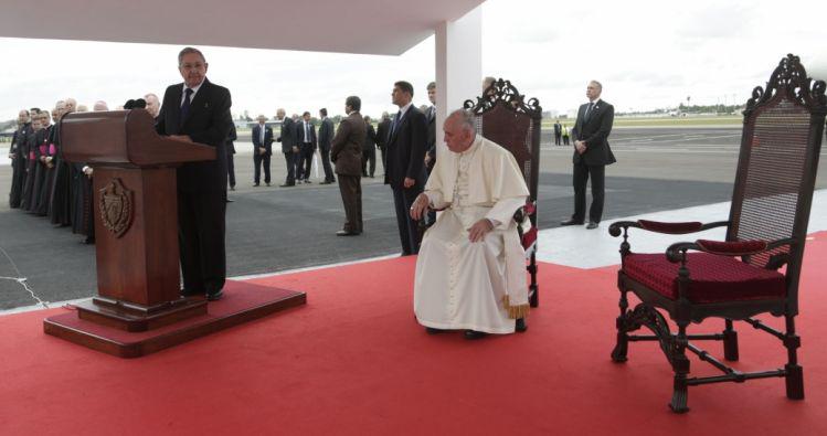 Raúl Castro begrüßt Papst Franziskus am Flughafen in Havanna