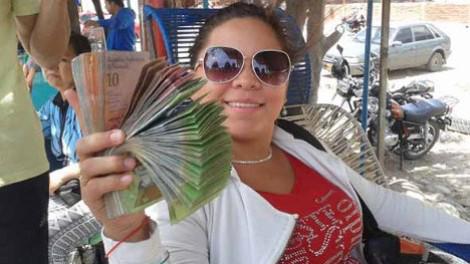 Geldwechslerin auf einer Straße in Cúcuta
