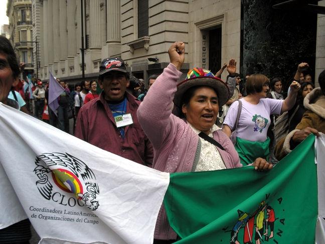Demonstration der lateinamerikanischen Koordination der Bauernorganisationen "CLOC – Via Campesina"