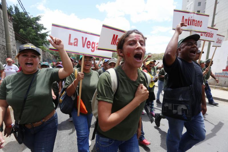Angehörige der Miliz auf dem Weg zum offiziellen Akt im Poliedro von Caracas