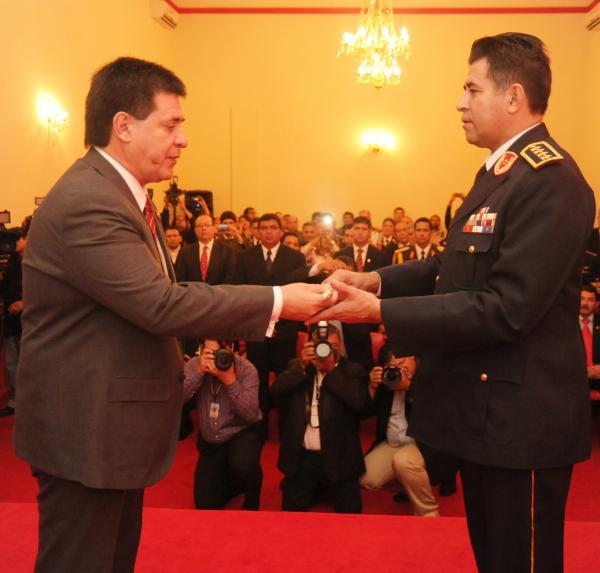 Paraguays Präsident Horacio Cartes (links) und der Chef der Nationalpolizei, General Francisco Alvarenga
