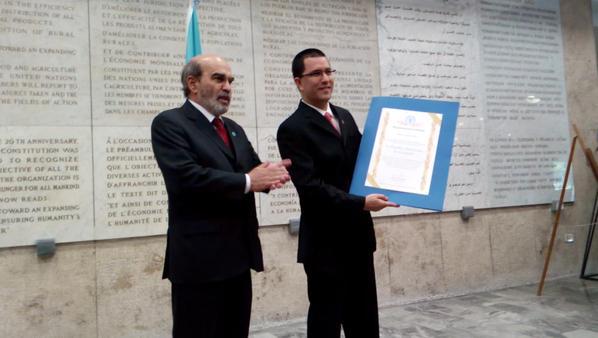 Venezuelas Vizepräsident Jorge Arreaza (rechts) nimmt die Auszeichnung von FAO-Direktor Graziano Da Silva entgegen
