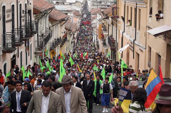 Zehntausende Menschen zogen am 30 September 2010 zum Regierungspalast in Quito, Ecuador, um gegen den Putschversuch gegen Präsident Rafael Correa zu protestieren