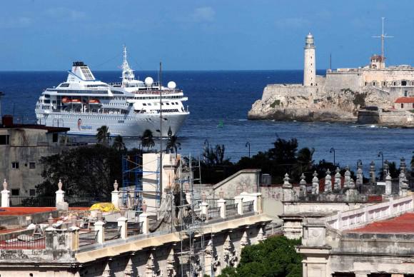 Ein Kreuzfahrtschiff läuft in den Hafen von Havanna ein