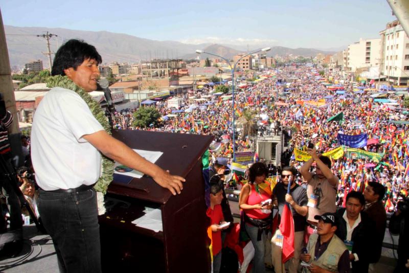 Kundgebung beim "Antiimperialistischen Gipfeltreffen" im bolivianischen Cochabamba, 2013. Auf dem Podium: Präsident Evo Morales