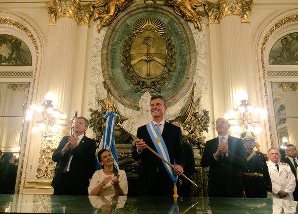 Präsident Mauricio Macri mit den presidentiellen Attributen