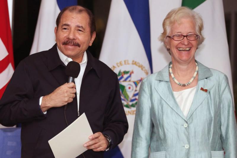 Nicaraguas Präsident Daniel Ortega und die deutsche Botschafterin Ute König bei der Übergabe ihres Beglaubigungschreibens am 5. November 2015